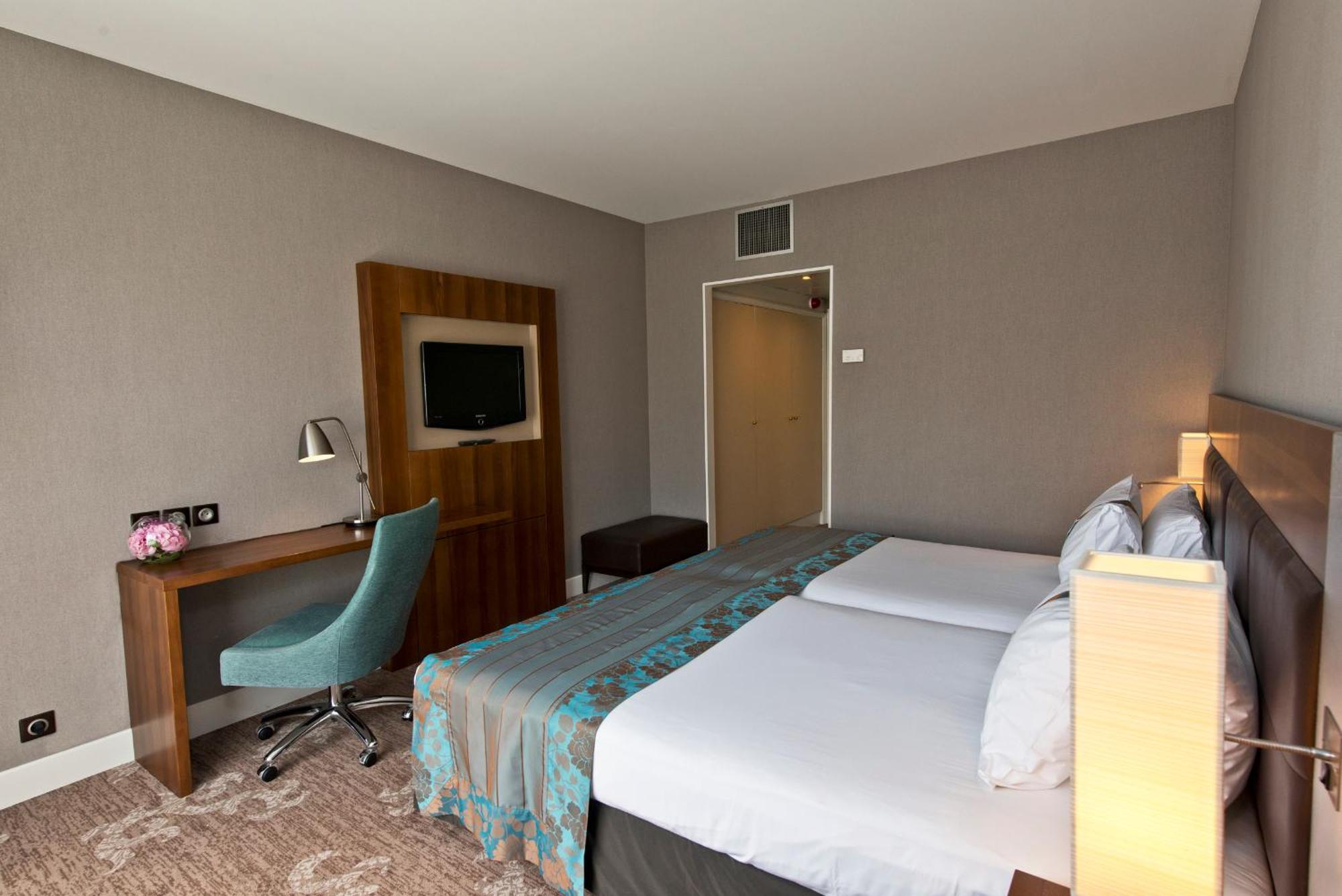 Hotel By Ihg