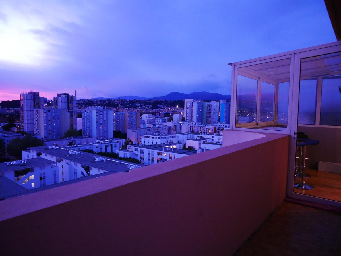Rooftop 8 Personnes Grande Terrasse Avec Parking Quartier Aéroport Appartement *