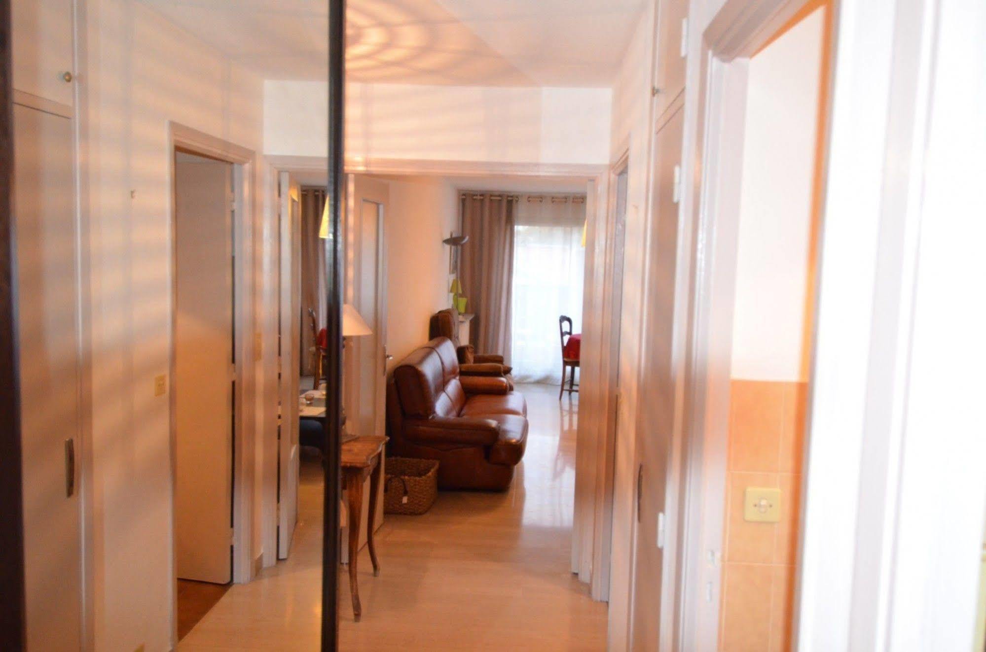 Apartment 6 Personnes Avec Terrasse Le Port Nice