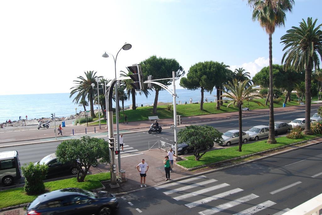 Azur Hotel 2*