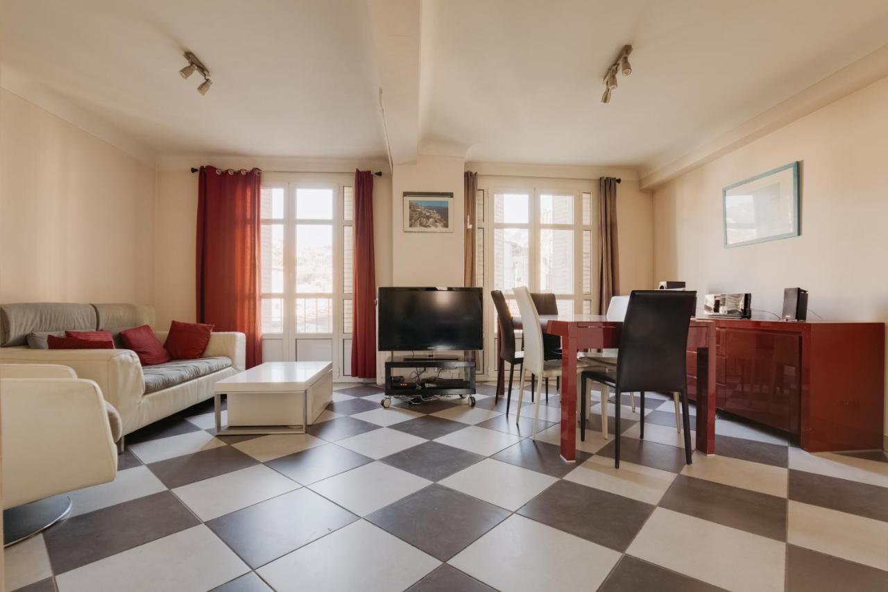 Charming Flat In The Middle Of *
