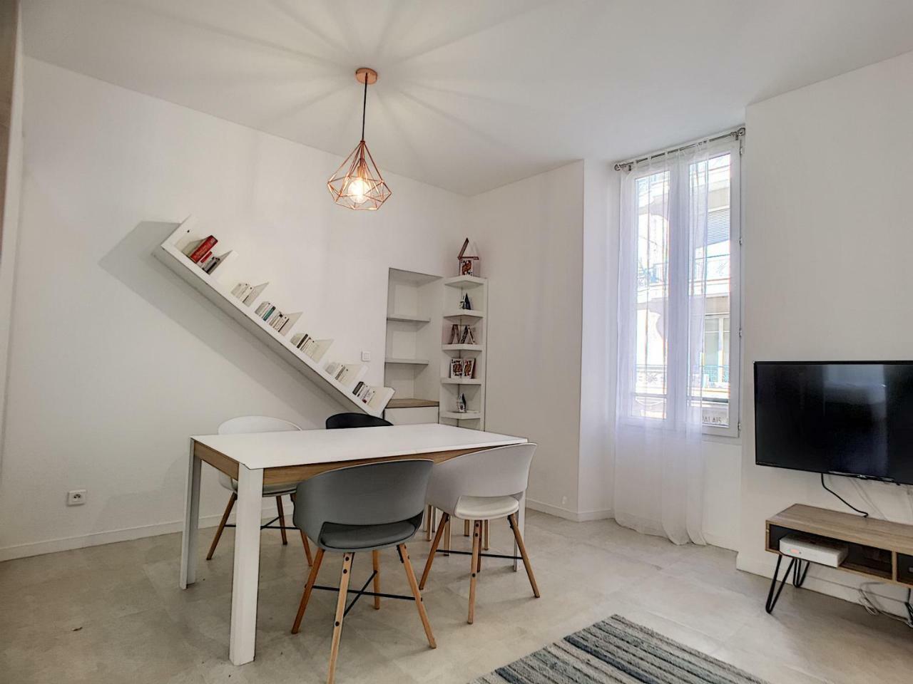 Nestor&jeeves - House Of Cards - - Very Close Sea Appartement
