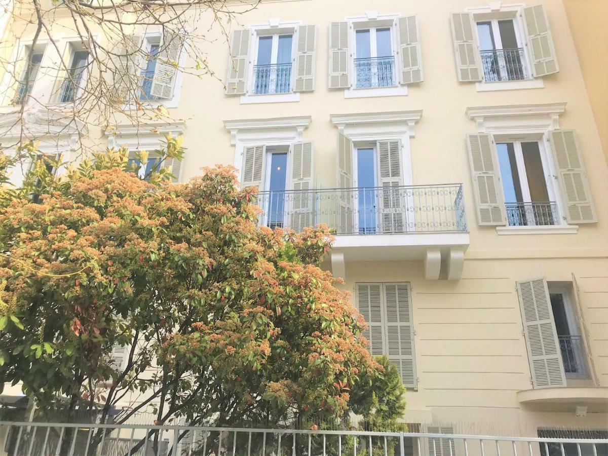 Baie Des Anges Duplex 205 *