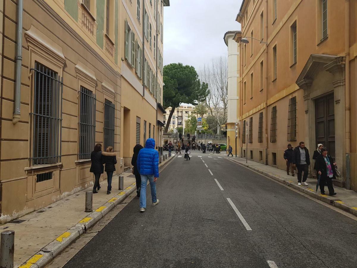 Studette En Plein Coeur Du Vieux Nice