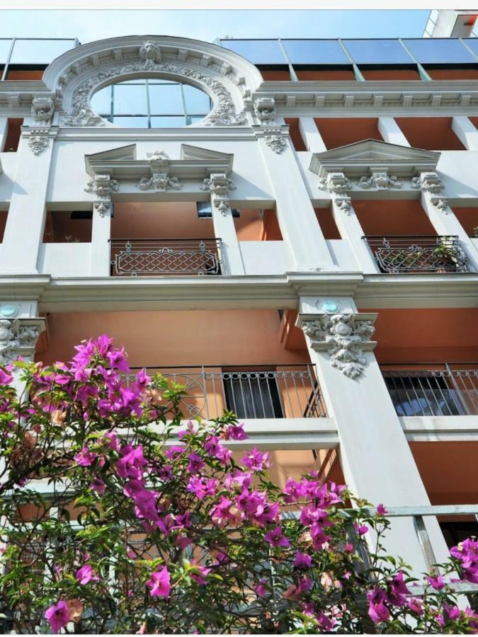 Apartment-avenue Des Fleurs - 06000 *