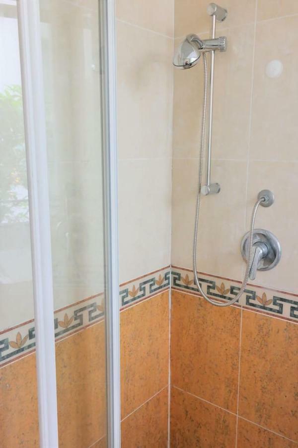 Roses & Ivy, Rue Du Congres *