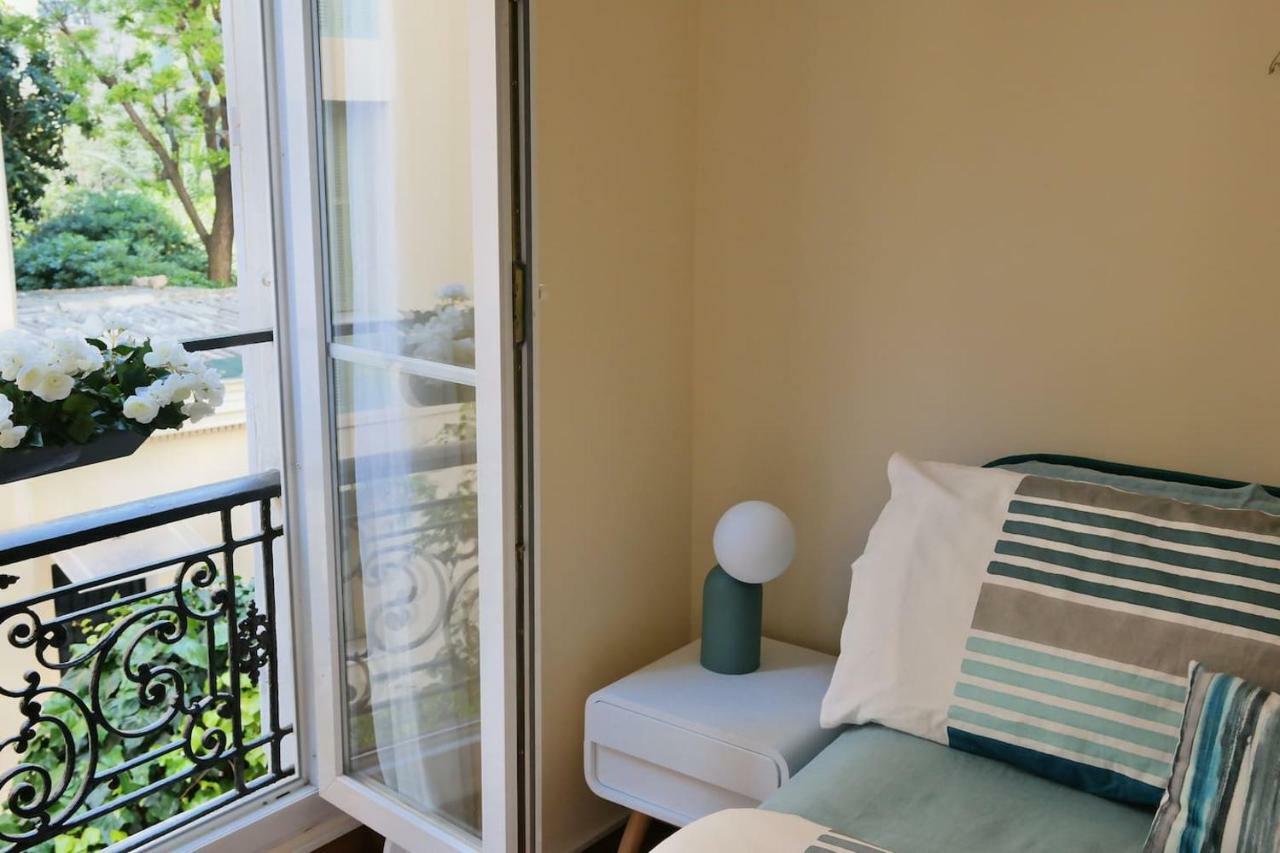 Roses & Ivy, Rue Du Congres