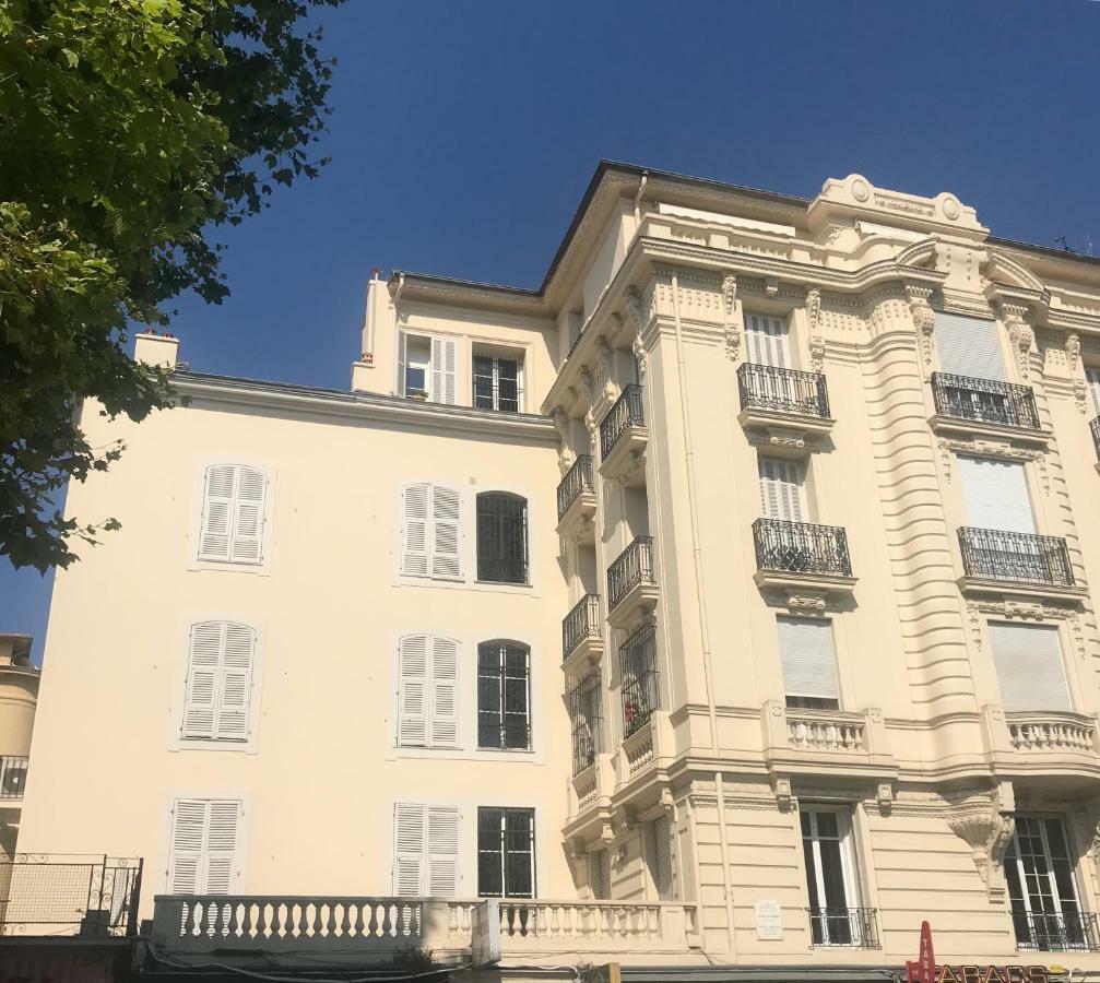 Roses & Ivy, Rue Du Congres *