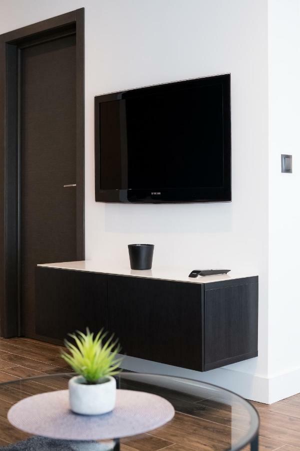 Luxurious In Heart Of Apartment *