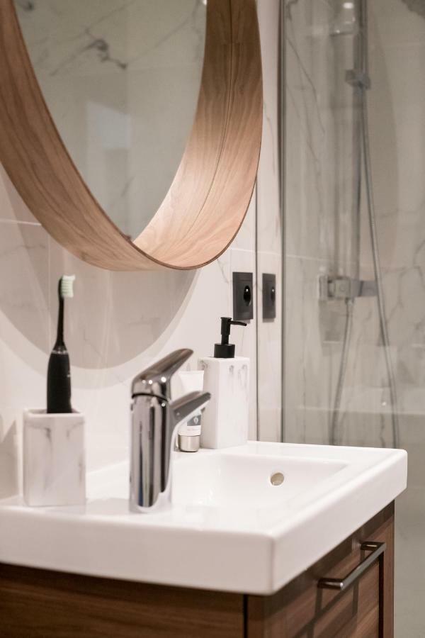 Luxurious In Heart Of Apartment *
