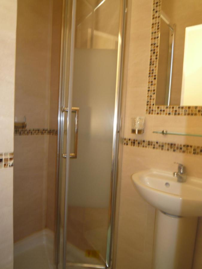 Lyonnais Hostel *