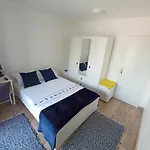 Homestay Private In Renovated - Tram 1 Min Walk