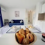 Nestor&Jeeves - Vanina - Central - Close Sea