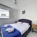 Nestor&Jeeves - Vanina - Central - Close Sea