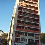 Private In Renovated - Tram 1 Min Walk