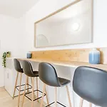 Homestay Private In Renovated - Tram 1 Min Walk Nice