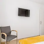 Homestay Private In Renovated - Tram 1 Min Walk *