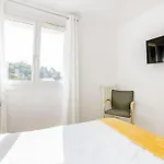 Homestay Private In Renovated - Tram 1 Min Walk *