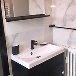 Renovated Near The Apartment