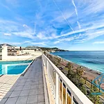 Royal Lux Spacious Seaside Pool