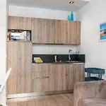 Large Terrace 1 Bdr Near Garibaldi Square