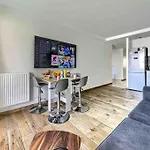 1 Min To Bedroom Flat With 2 Ac And Parking In Summer Apartment *