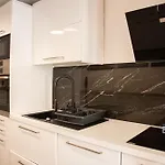 Spacious Apt Between Garibaldi And Riquier