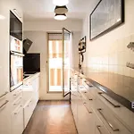 Spacious Apt Between Garibaldi And Riquier