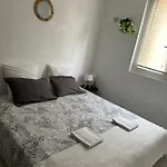 Privat Room In Private Security Residence With Free Parking, 1 Minute From Tramway, 9 Minutes From De Center, Accessible All Transports
