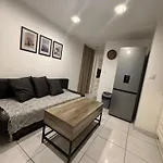 Jolie Appartement Nice Proche Mer Et Aeroport Une Chambre Plus Salon Avec Cuisine