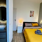 Chic Renovated - Liberation - Entire 2br 2ba Or Private With Private Bathrooms - Ac And Garage On Request Apartment