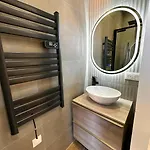 Chic Renovated - Liberation - Entire 2br 2ba Or Private With Private Bathrooms - Ac And Garage On Request *