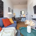 301a Charming 2 Refurbished Super Center *