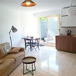 Refurbished Apartment With Terrace And Garden