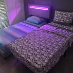 Chambre privative rénové 2024, climatisation, tramway sur place , 12 min centre, 16 min plage, aperçu latéral mer, 2 wc avec 2 salle de bain, private room renovated 2024, air-conditioned , tram on spot, 2 toilets&2 bathrooms