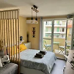 Apartment Palm Leaf *
