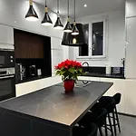 Chic Renovated - Liberation - Entire 2br 2ba Or Private With Private Bathrooms - Ac And Garage On Request *