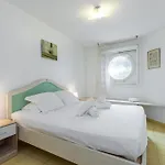 1 Bedroom Downtown Carre D'or With Garage Apartment *