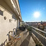 Terrasse Ensoleillee Sur Les Toits De
