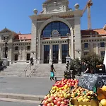 Casa Madere- Ideal Couples - & Cosy -train Station - Tram & Supermarkets-balcony- Washing-machine-ac