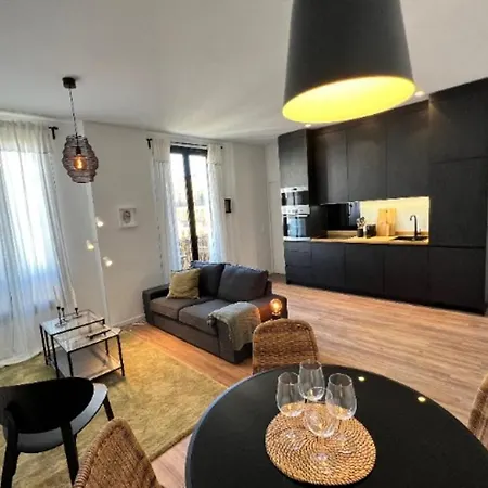 Charming 3 Near Garibaldi Port Of Apartment
