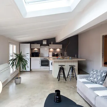 Apartment #16 Hot Heart Of The Oldtown 2 Min From The Beach-ac& Wifi *