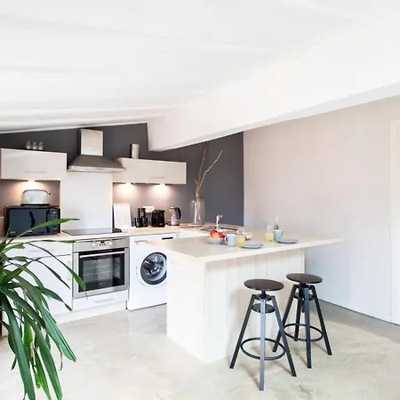 Apartment #16 Hot Heart Of The Oldtown 2 Min From The Beach-ac& Wifi *