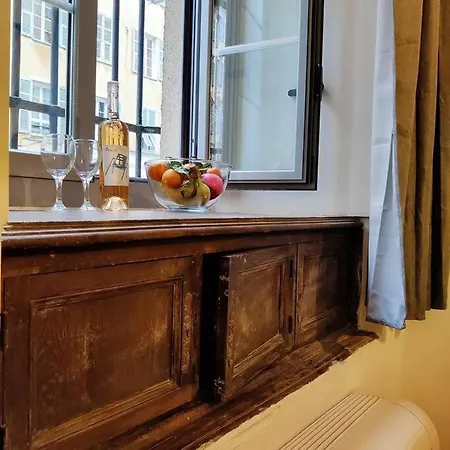 A-typical Studio, Heart Of The Port Area/nice, Ac Apartment