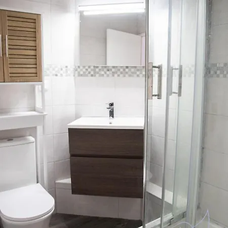 Spacious Apt Between Garibaldi And Riquier Apartment