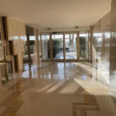 Luxury Apartment *