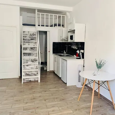 Ferber студия возле аэропорту в пешой доступности до моря Apartment *