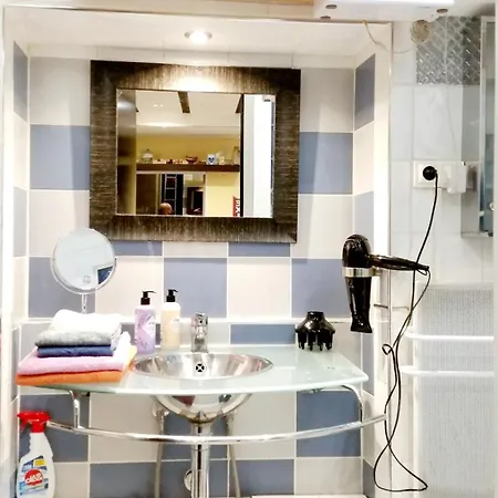 Bonaparte, Bienvenue Dans Le Quartier Du Port, Le Quartier De Avec Son Ambiance Estivale Qui Respire Les Vacances, Rafraichissement Garantie Pour Arrivee Toute En Douceur Apartment Nice