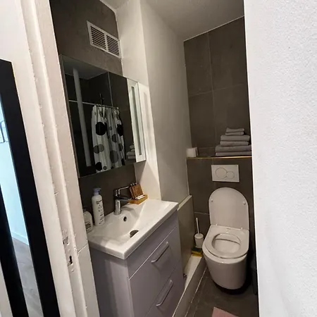 For 2 Adults With Air-conditioning Apartment *