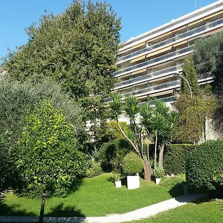 Thira Apartment *